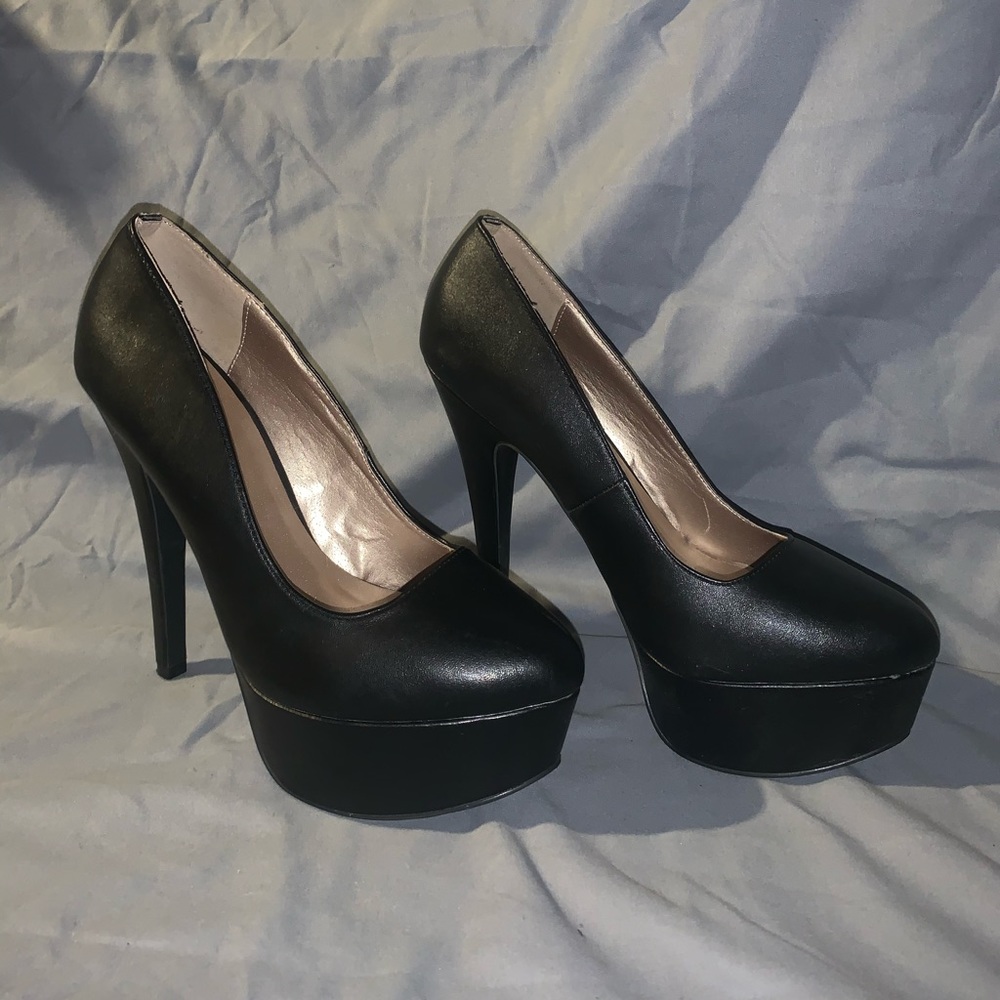 Black pumps